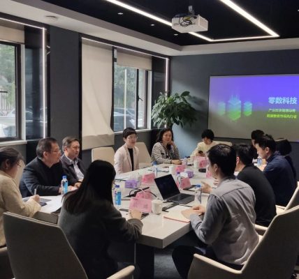 上海市浦东新区人大常委会党组副书记、副主任刘宇青一行莅临零数科技调研指导缩略图