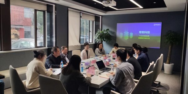 上海市浦东新区人大常委会党组副书记、副主任刘宇青一行莅临零数科技调研指导缩略图